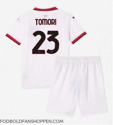 AC Milan Fikayo Tomori #23 Udebanetrøje Børn 2024-25 Kortærmet (+ Korte bukser)